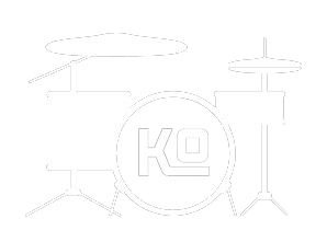 Schlagzeug mit Logo auf der Bassdrum