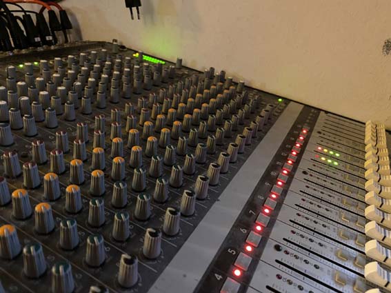 Mischpult für Musikproduktion 16-Kanal Mischpult und Interface im Drum- und Bandrecording Raum in Hamburg Rothenburgsort