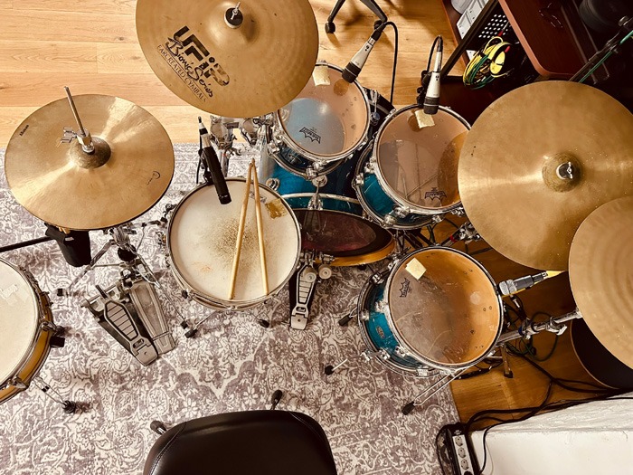 Drumset für Musikproduktion, Recording und Schlagzeugunterricht inklusive Doppelfußmaschine und zwei Snaredrums