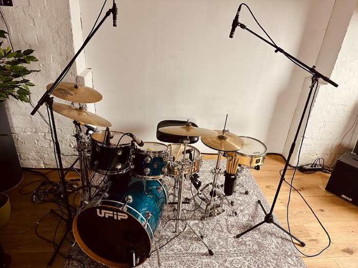 Die Drums sind mikrofoniert, so dass jederzeit Musik produziert werden kann